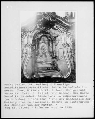 Chorgestühl, Rückwände mit Szenen aus dem Leben des Heiligen Benedikt, Nordseite, 6. Relief von Osten: Benedikt im Gebet vor dem Gnadenbild in Piscinola