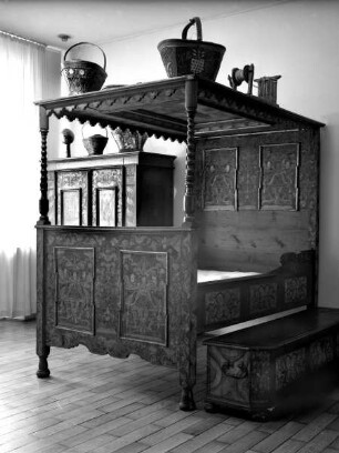 Himmelbett mit floralem Dekor