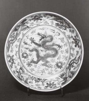 Flache Schale mit Symboltieren und Lotosranken