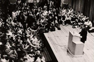 Günter Grass auf Wahlkampfreise für Willy Brandt 1965