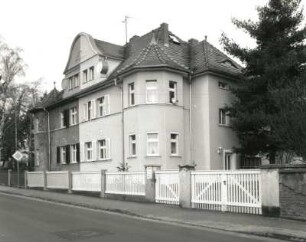 Radebeul. Doppelwohnhaus, August-Bebel-Straße 21 (um 1925). Straßenansicht