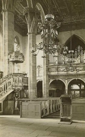 Geithain, Nikolaikirche. Mittelschiff vom Chor mit Kanzel und Orgel (1902)