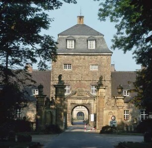 Dorsten. Schloss Lembeck. Portal und Torhaus der Vorburg