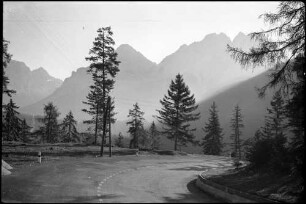 Fernpass: Zugspitzmassiv, vom Fernpass aus, Vordergrund Straße (mit Autobus)