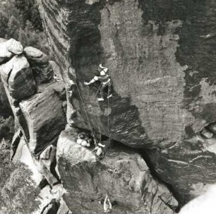 Sächsische Schweiz. Affensteine, Brosinnadel. Bernd Arnold, Günter Lamm u. a. an der Schwarzbierplatte, Erstbegehung 1. Juli 1984