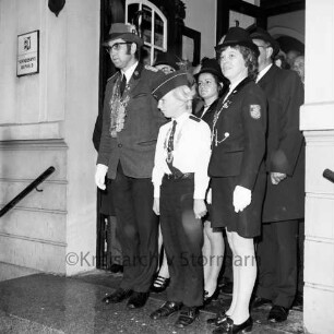 Schützenfest: Veranstalter Schützenverein Reinfeld und Umgebung von 1954 e.V.: Umzug: Paul-von-Schoenaich-Straße, Rathausportal: die neuen Majestäten Schützenkönig Jochen Bornhöft, Schützenkönigin Luise Grothe und Jungschützenkönig Kai Schläger erwarten den Umzug, 10. September 1972