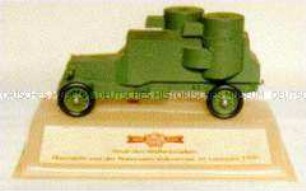 Modell eines Panzerwagens, auf Sockel montiert, mit Teilen der Originalverpackung