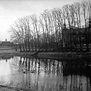 Schlosspark: Blick über Schlossgraben auf Schlossinsel: Baum umgestürzt: hinten rechts Schloss mit Gerüst, Bauwagen: im Hintergrund links Gottesbuden, Schlosskirche