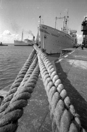 Bremerhaven: [Taue] am Schiff