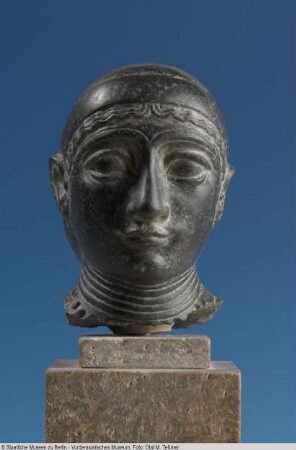 Kopf einer Frauenstatuette