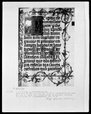 Fünfbändiges Missale von Berthold Furtmeyr — Fünfter Band — Initiale T (e igitur), darin wird der Schmerzensmann von Engeln angebetet, Folio 72recto