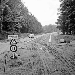 Straßenbau: Möllner Landstraße: Ende der Ausbaustrecke aus Richtung Trittau an der Kreisgrenze zum Kreis Herzogtum Lauenburg: vorn links Verkehrsschilder: hinten Mitte Lieferwagen: hinten rechts Tonnen: hinten Wald