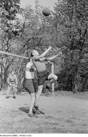 Fußballspieler auf einem Sportplatz
