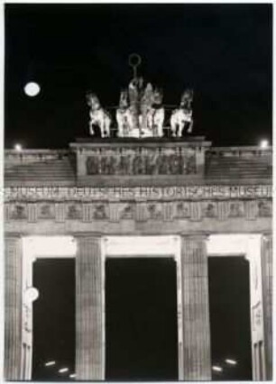 Berlin, Brandenburger Tor mit Quadriga bei Nacht