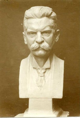 Bildnisbüste eines bärtigen, älteren Mannes mit Krawatte : Bildnisbüste eines bärtigen, älteren Mannes mit Krawatte (Modellentwurf). Gips (um 1920; C. Brose)