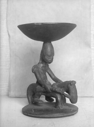 Schale für Ifa-Kerne, Reiter der Yoruba