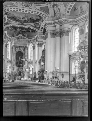 Kirche, Hochaltar, Kruzifix und Deckengemälde