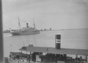 Dampfschiff : Fahrendes Dampfschiff. Im Vordergrund ein kleineres Dampfschiff vor Anker.
