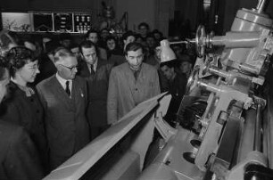 Messebesucher beim Betrachten einer technischen Anlage in der Ausstellungshalle der Sowjetunion