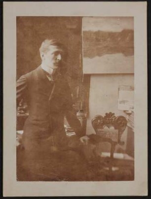Hofmannsthal im Atelier des Malers Rudolf Konopa, im Halbprofil stehend
