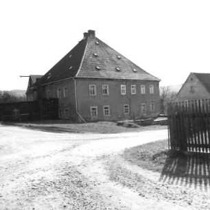 Bergen. Ehem. Herrenhaus (17.-19. Jh.). Straßenansicht von Nordost