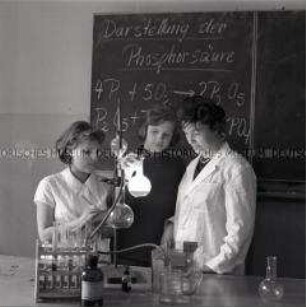 Chemieunterricht in der 8. POS "Heinrich Heine" Mitte in Berlin (Ost)