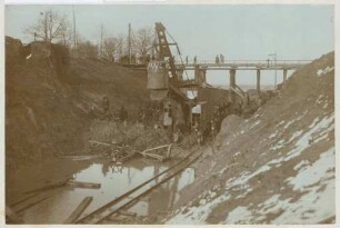 Foto über einen Zusammenstoß eines Baggers mit einem Handschacht beim Bahnbau Obermichelbach - Waldighofen