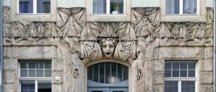 Gesicht und Ornamentik