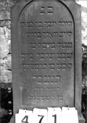 Grabstein 471 (Index: 100108029) Material: roter Sandstein Zustand: Stele abgebrochen und repariert Maße HxBxT: 122x41x22 cm Beschreibung: Stele, in zwei Knicken eingezogener Rundbogenabschluß, Schriftfeld eingetieft, getreppter Sockel Symbolik: Voluten, Palmette Besonderheit: Kindergrab: Grabstein 471A