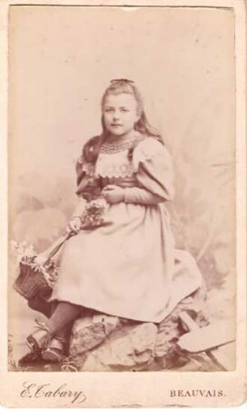 Foto Mädchen mit Blumen im Korb