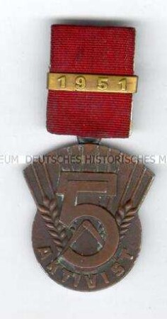 Medaille zum Ehrentitel "Aktivist des Fünfjahrplanes" mit Bandspange 1951
