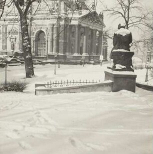Dresden, Brühlsche Terrasse, Blick auf das Ausstellungsgebäude des Sächsischen Kunstvereins mit Ludwig Richter Denkmal