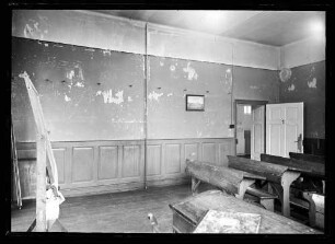 Klassenzimmer mit Holzbänken, eventuell Knabenschule in der Mühlenstraße (heute Stiftshof)