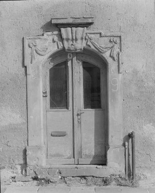 Freiberg (Sachsen), Petriplatz 9, Wohnhaus, Portal mit 2flügeliger Haustür