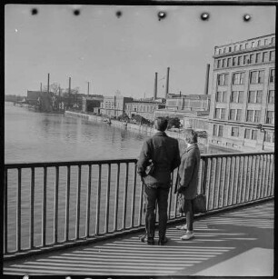 Ein Paar schaut von der Treskowbrücke in Berlin Schöneweide gen Nordwesten über die Spree. SW-Foto, 1963 © Kurt Schwarz.