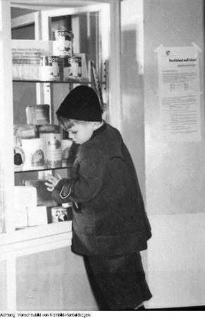 Dresden, Heiligenbornstraße 20. Bezirksgeschäftsstelle der Volkssolidarität, Verteilung von Spenden, 1946