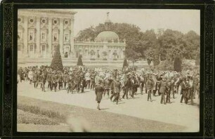 Beisetzung Kaiser Friedrich III., König von Preußen, Offiziere und vereinzelt Zivilisten im Trauerzug im Garten vor Neuem Palais in Potsdam