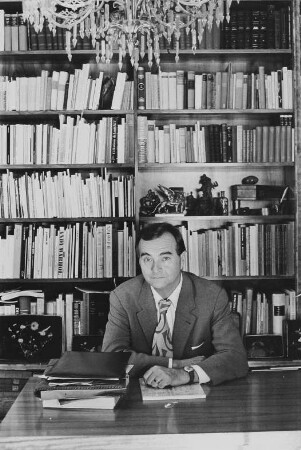 Werner Schmidt (Direktor des Kupferstich-Kabinetts der Staatlichen Kunstsammlungen Dresden) in seinem Arbeitszimmer, auf dem Schreibtisch der Katalog der gerade laufenden Ausstellung "Die Albertina und das Dresdner Kupferstich-Kabinett"