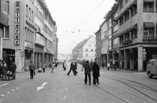 Freiburg: Freiburger Innenstadt autofrei, Fußgänger um den Bertoldsbrunnen