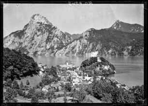 Traunkirchen, Österreich. Blick von Westen auf Traunkirchen und den Traunsee