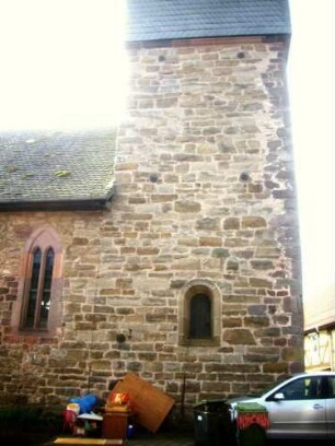 Evangelische Kirche - Kirchturm (romanische Gründung) von Norden mit Werksteinen im Mauersteinverband sowie Langhaus im Anschluß