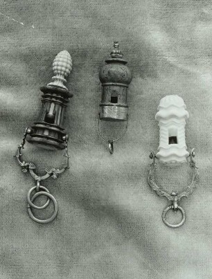 Drei Jagdpfeifen : Drei Jagdpfeifen. Deutschland, Anfang 17. Jahrhundert, nach 1650. Elfenbein, silbervergoldet, Serpentin; Länge 8,5 cm, 7 cm, 12 cm. Staatliche Kunstsammlungen Dresden (SKD), Rüstkammer X 510a, X 512, X 511