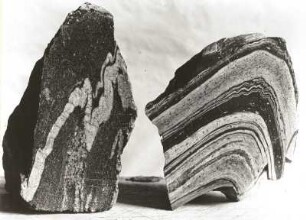 Links: Grauer Gneis mit Adern von aplitischem roten Gneis. Riesenberg nw. Osek (CSSR) Osterzgebirge. Rechts: Gefalteter Granulit von Tirschheim bei Kuhschnappel Mittelsächsisches Bergland