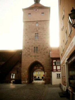Stadtbefestigung-Stadttor (Unterer Torturm) Ansicht aus der Stadt mit Durchfahrt und anschließender Stadtmauer