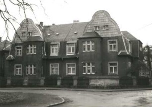 Dresden-Cossebaude, Bismarckplatz 1/2. Doppelwohnhaus mit Einfriedung (um 1914). Straßenansicht von Nord-Nordwesten