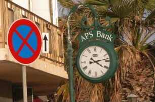 Malta, Uhr und Verkehrsschild