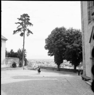 Breisach: Blick vom Münsterplatz gegen Kaiserstuhl