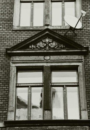 Dresden-Neustadt, Louisenstraße 21. Wohnhaus mit Läden (um 1890). Fenster (2. Obergeschoß)
