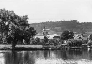 Volkstedt. Blick über die Saale zur Kirche