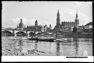 Dresden, Elbpanorama, Blick vom Neustädter Elbufer auf Augustusbrücke, Frauenkirche und Katholische Hofkirche